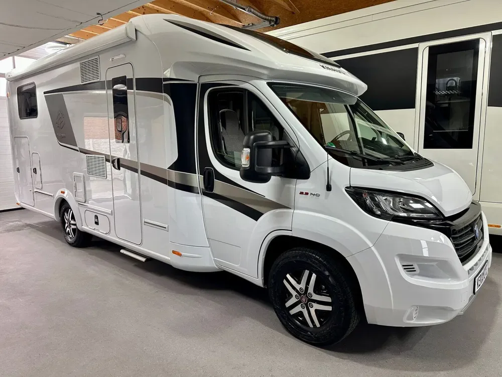 Weißes teilintegriertes Reisemobil mit versiegelter Oberfläche