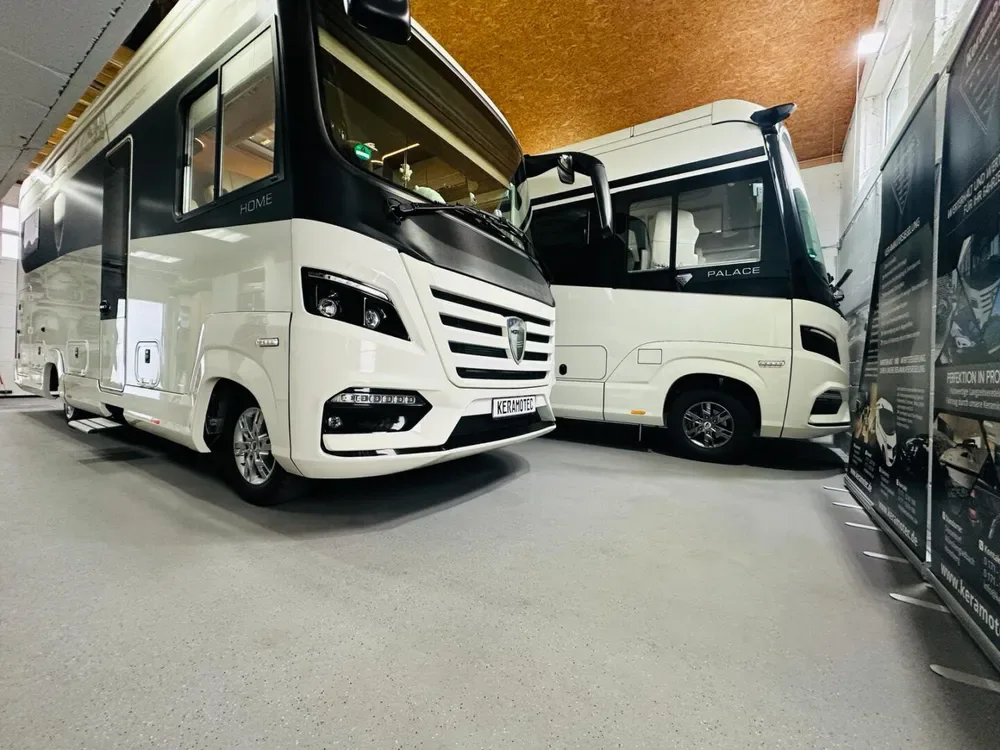 Zwei Reisemobile in der Keramotec Werkstatt