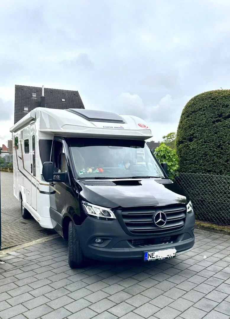 Keramisch versiegelter Mercedes Sprinter vor der Werkstatt