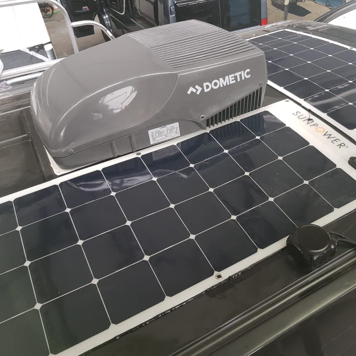 Solarmodul neben einer Dachklimaanlage
